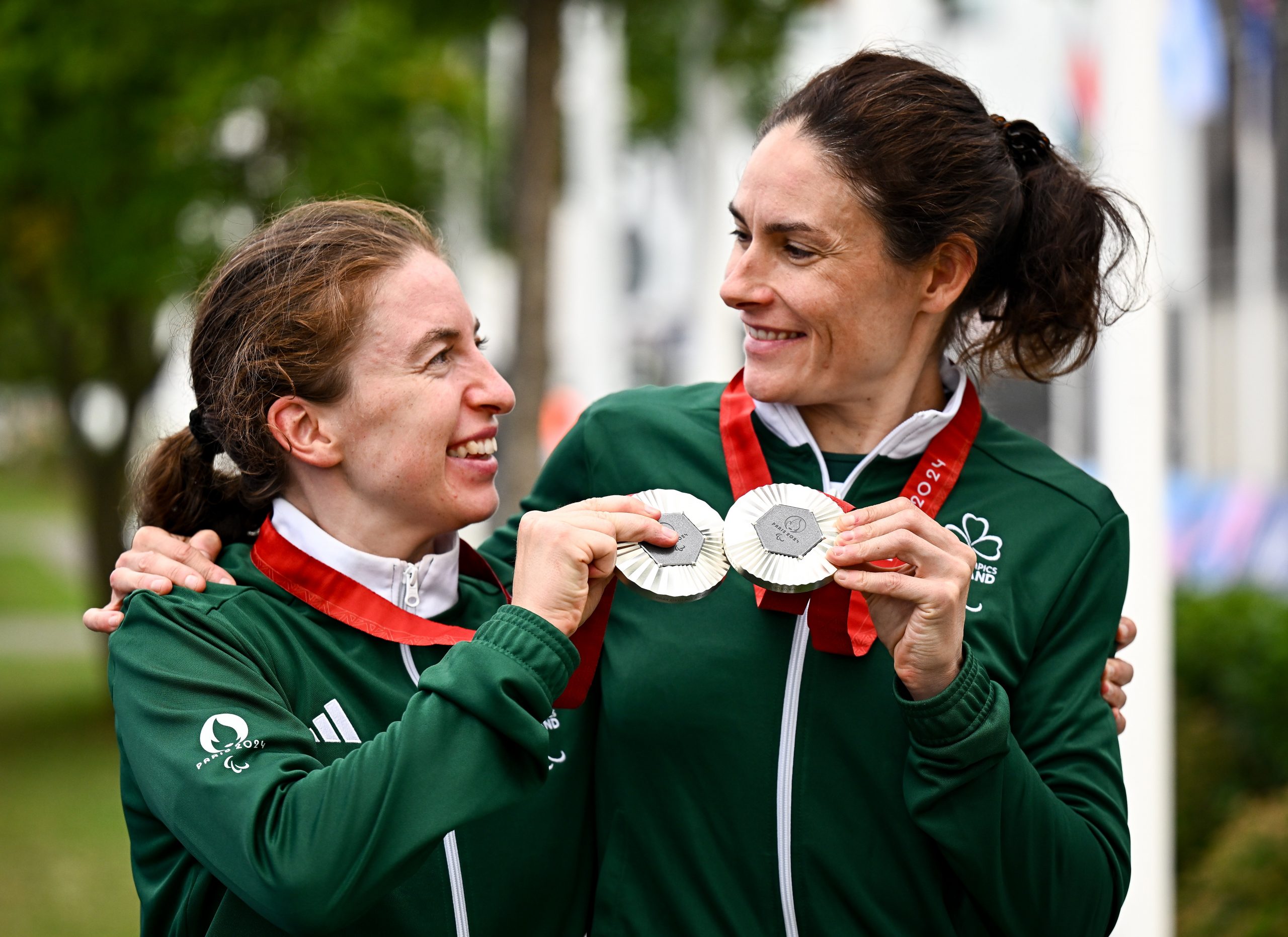 6 September 2024; Katie-George Dunlevy, right, and pilot Linda Kelly of Ireland celebrate with their silver medals after the Women's B road race on day nine of the Paris 2024 Paralympic Games at Clichy-sous- Bois in Paris, France. Photo by Harry Murphy/Sportsfile *** NO REPRODUCTION FEE ***